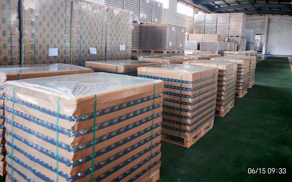 glass sauce bottles are ready to load on the container